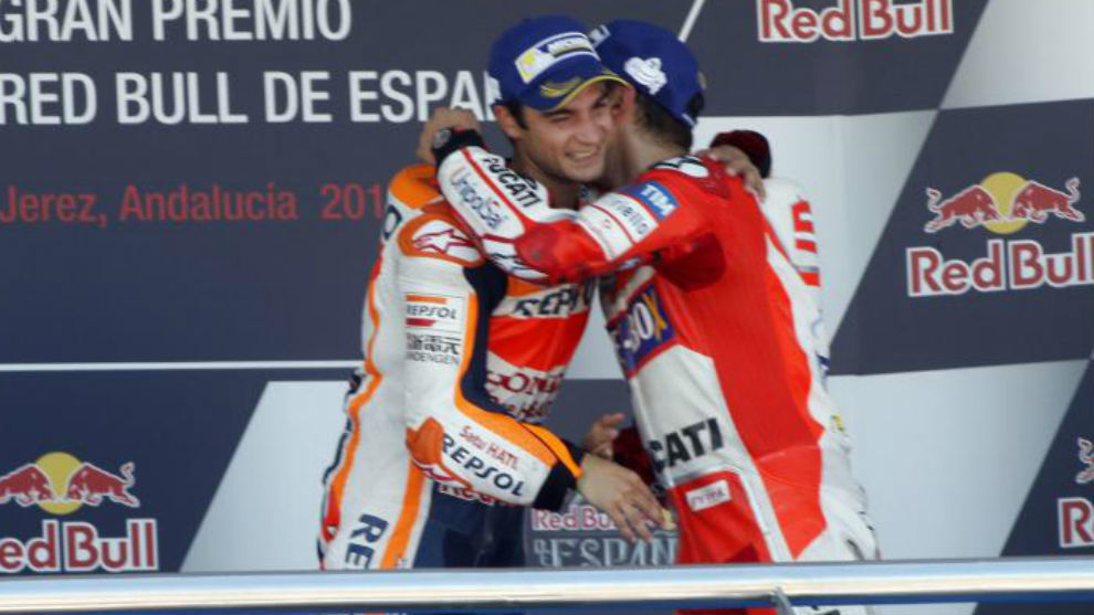 Lorenzo y Pedrosa se abrazan en su ltimo podio juntos en Jerez 2017.