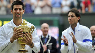 Djokovic, con el trofeo de Wimbledon 2011
