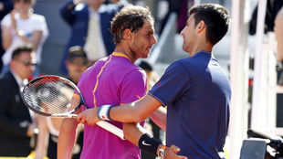 Nadal y Djokovic se saludan despus de las semifinales del Mutua...