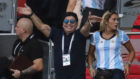 Maradona, en el palco de un partido junto a su novia, Roco.