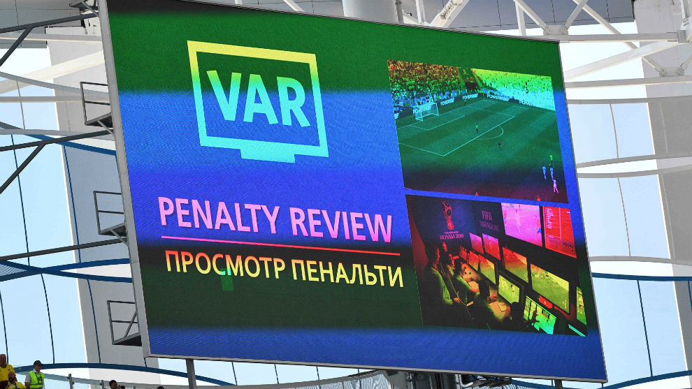 Una pantalla anuncia una accin revisable por VAR en Rusia.