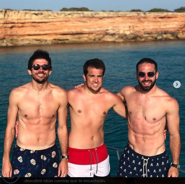 Dani Carvajal, con amigos en Ibiza.