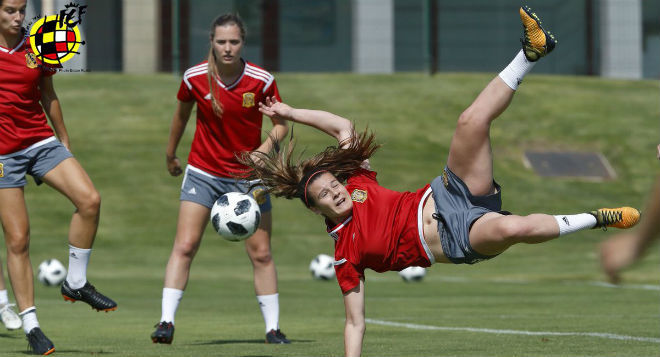 Rosa Otermn lanza a puerta en un entrenamiento en Madrid.