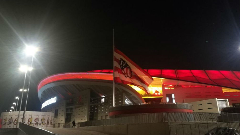 La bandera del Wanda Metropolitano, a media asta.