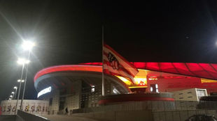 La bandera del Wanda Metropolitano, a media asta.