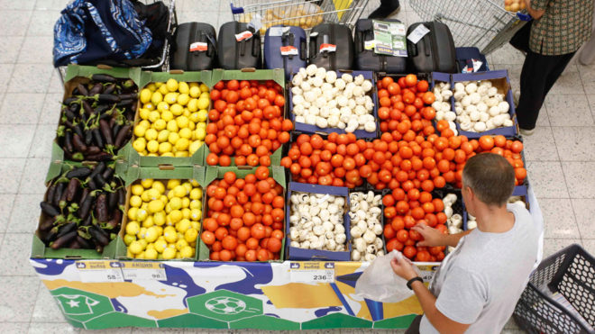 Supermercado en Rusia acomoda las verduras formando las banderas de Bélgica e Inglaterra