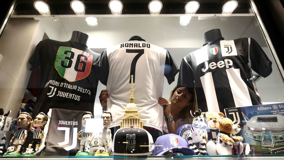 La vitrina de una tienda de la Juventus en Turn con la camiseta de...