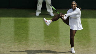 Serena levanta una pierna