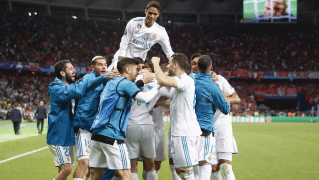 El Real Madrid celebra el gol de Bale en la final de Champions en Kiev...