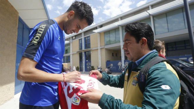 Diego Reyes firma un autgrafo siendo jugador del Espanyol.