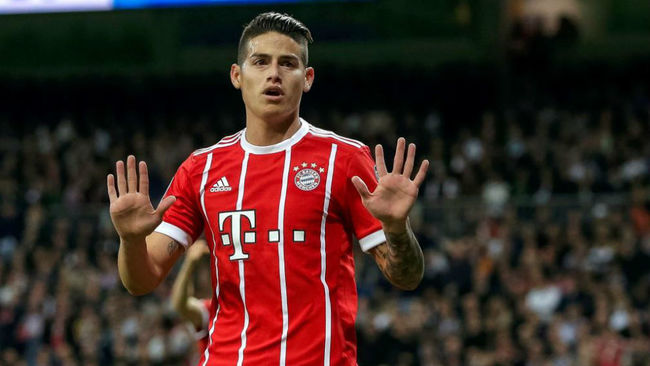 James celebra un gol con el Bayern
