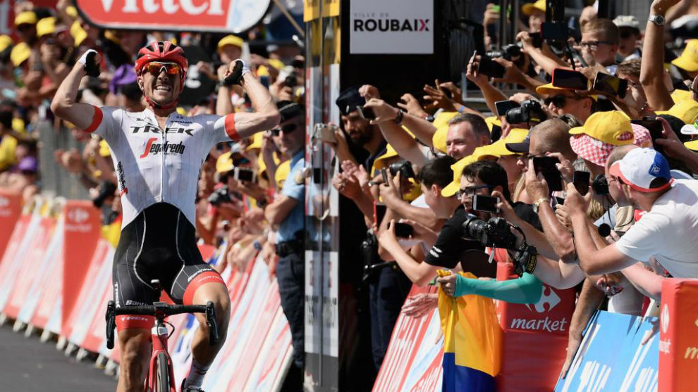 Degenkolb celebrando en meta su triunfo en Roubaix.