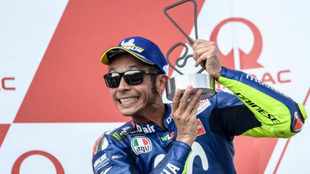 Rossi, con su trofeo en el podio de Sachsenring.