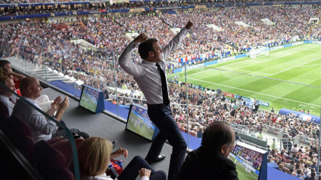 Macron celebra el 1-0 en el palco.