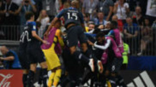 Los jugadores de Francia celebran uno de los cuatro goles que anotaron...