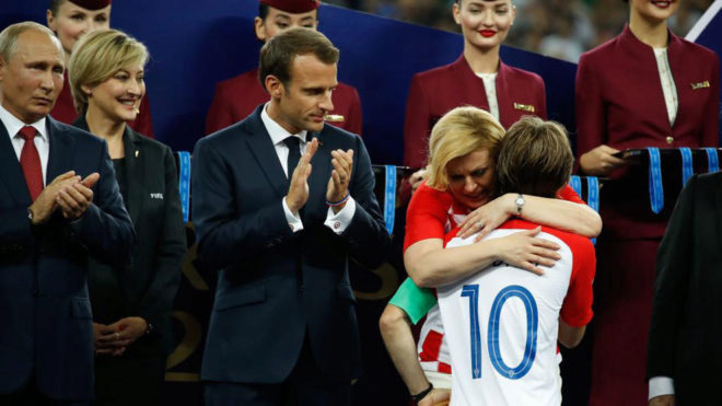 Modric abraza a la presidenta croata.