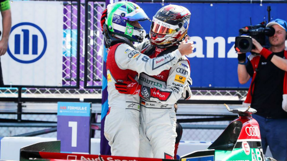 Los pilotos de Audi, Di Grassi y Abt, abrazados al final de la carrera