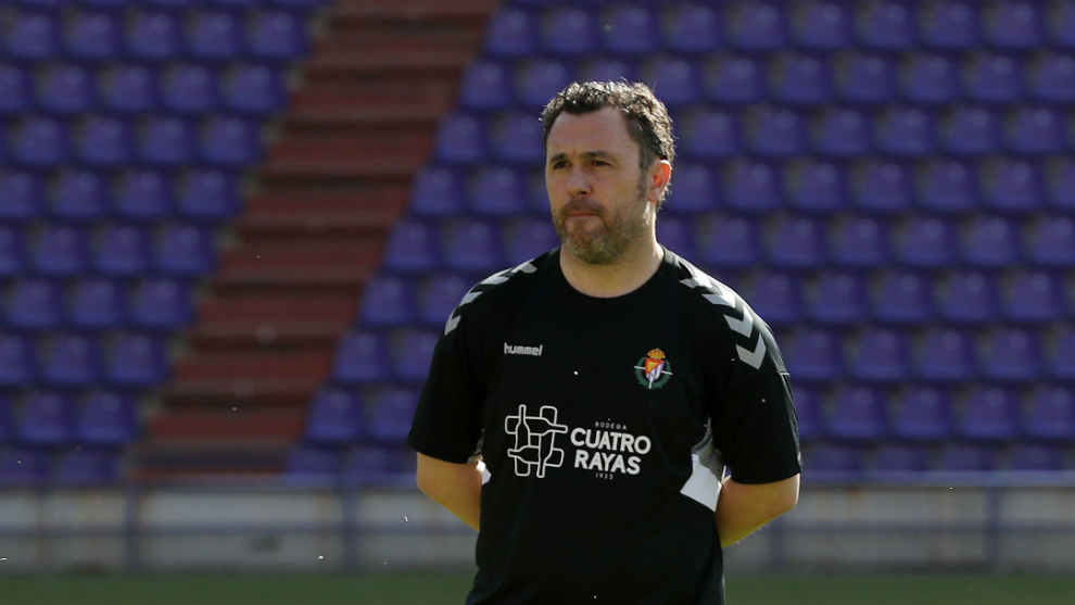 Sergio Gonzlez dirige el entrenamiento del Real Valladolid