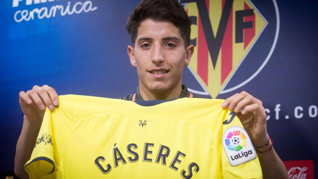 Santiago Cseres posa con la camiseta del Villarreal durante su...