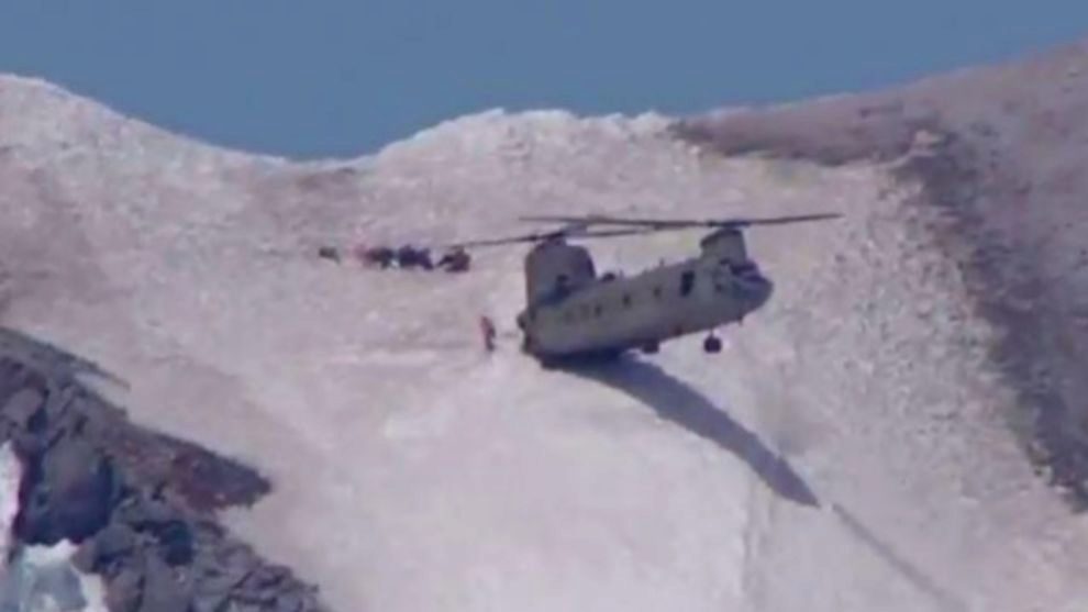 El helicptero Chinook durante su aterrizaje en la cima del monte...