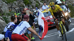 El lder del Tour, Greg van Avermaet, durante la etapa 10