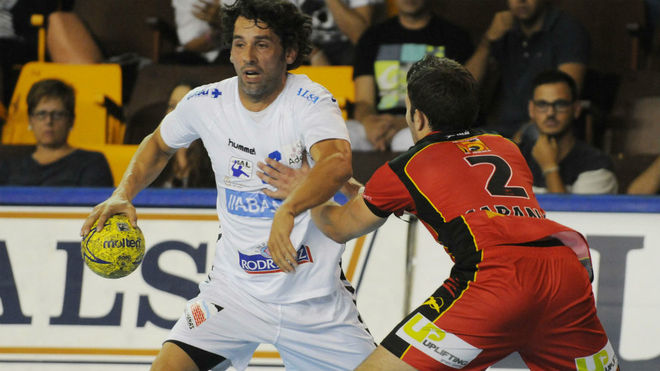 Juann Garca durante un partido con el Ademar ante el Huesca