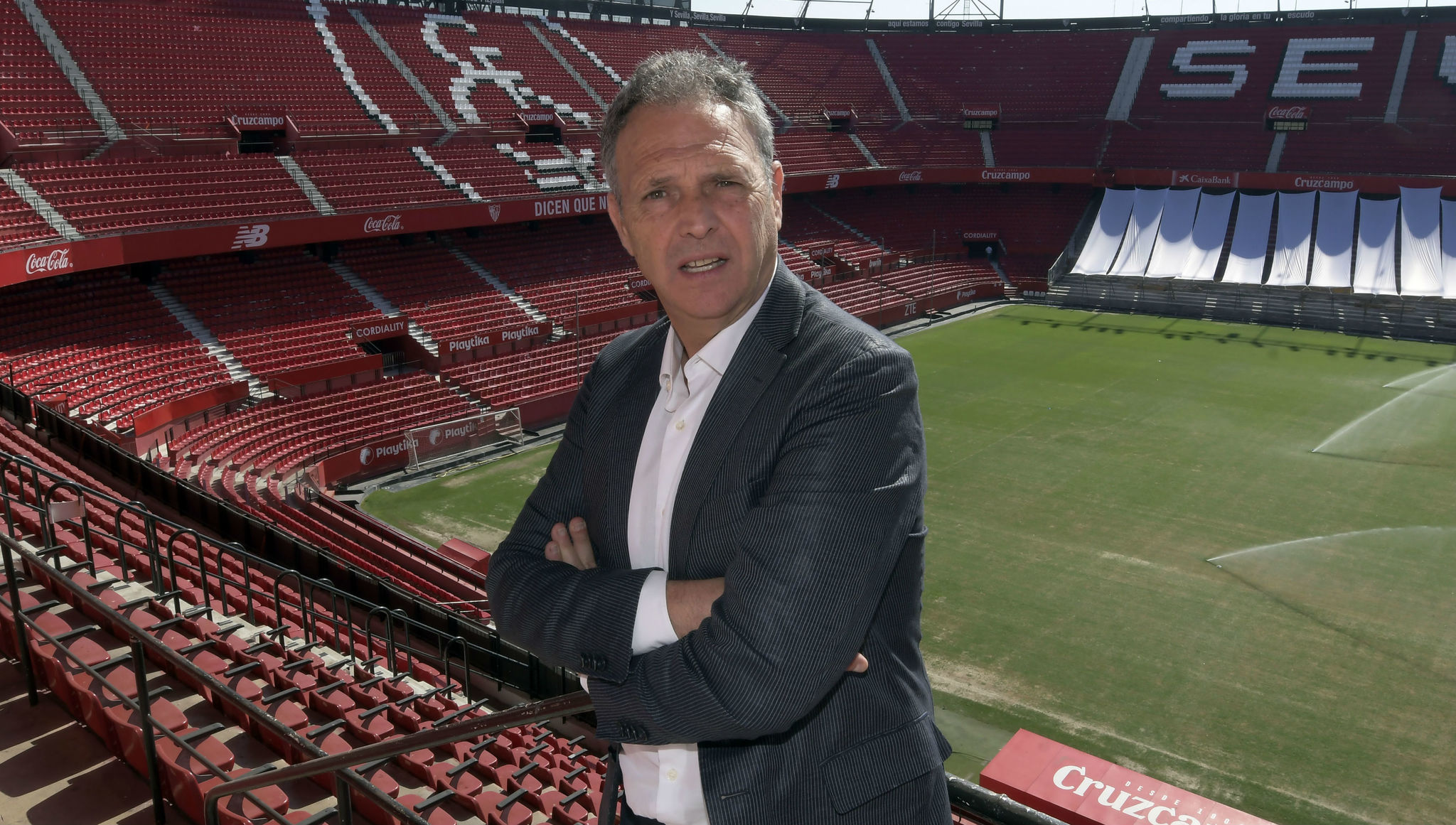 Joaqun Caparrs (62), director de ftbol del Sevilla, posa en el...
