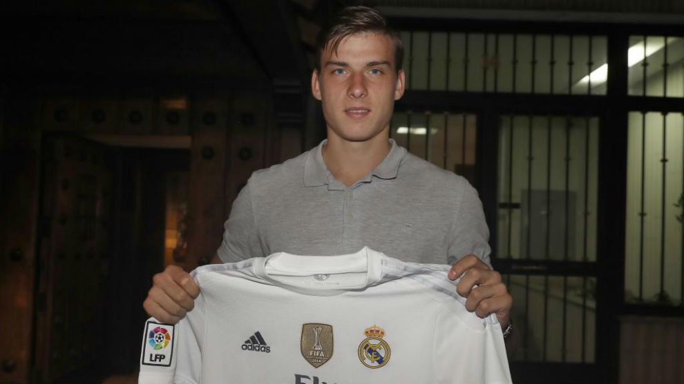 Lunin posa para MARCA con la camiseta del Madrid