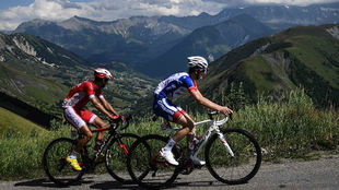 Daniel Navarro, a rueda de David Gaudu en la etapa de L'Alpe...