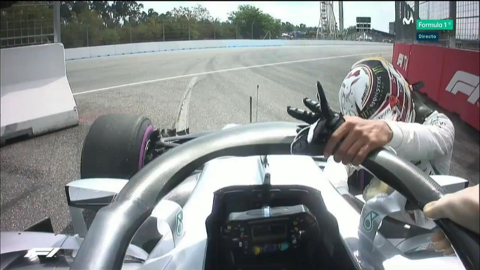 Hamilton lamentndose junto a su coche