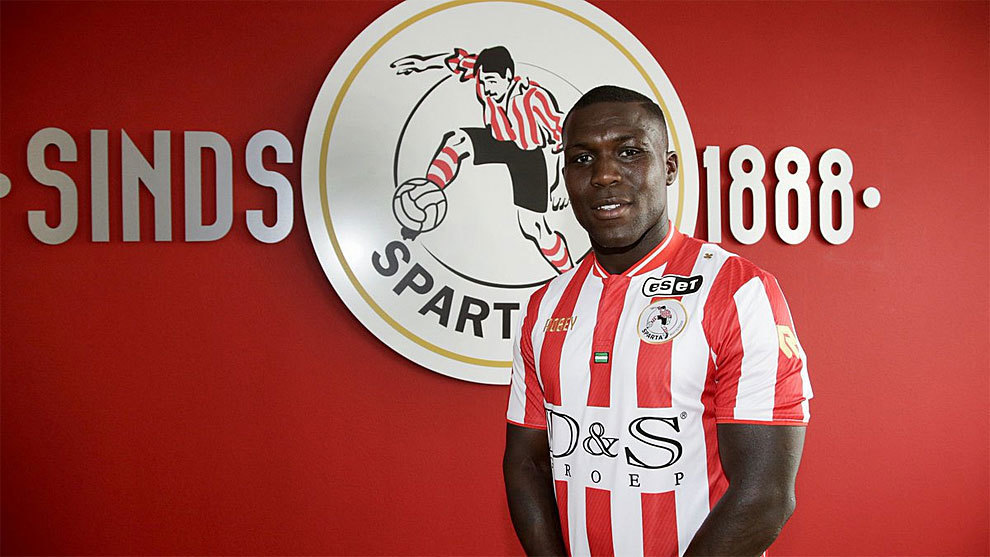 Drenthe poses in front of his new club shield