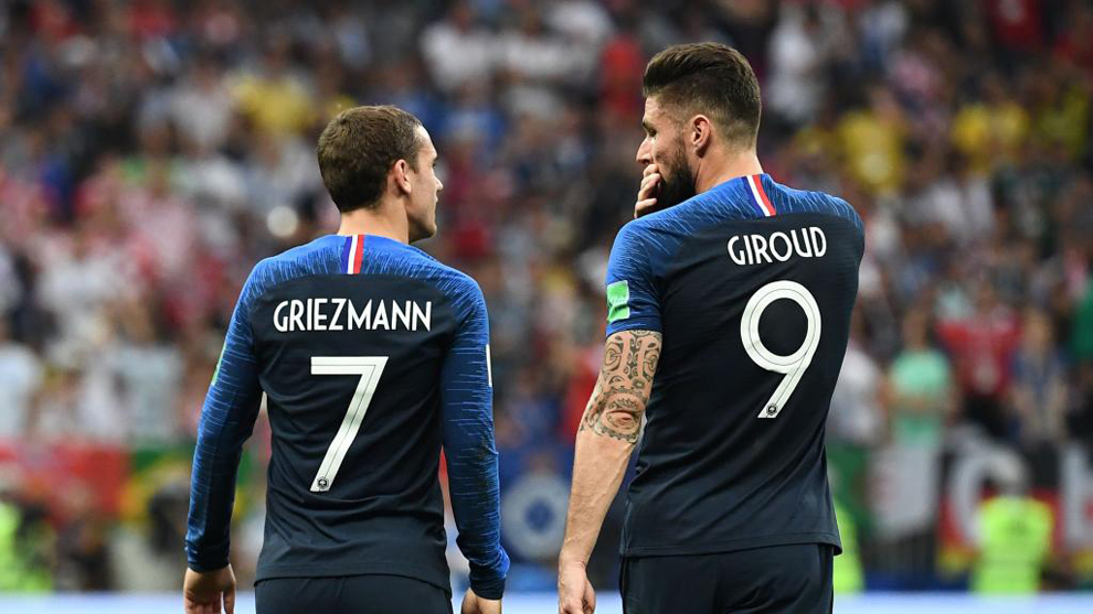 Giroud speaks to Griezmann during the match between France and Croatia