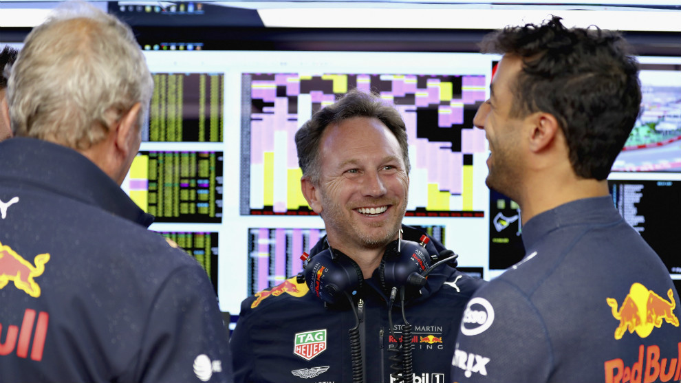 Daniel Ricciardo, charlando con Christian Horner y Helmut Marko