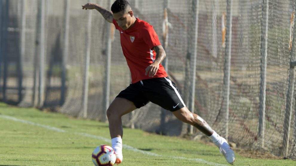 Arana (21) golpea el baln en un entrenamiento del Sevilla.