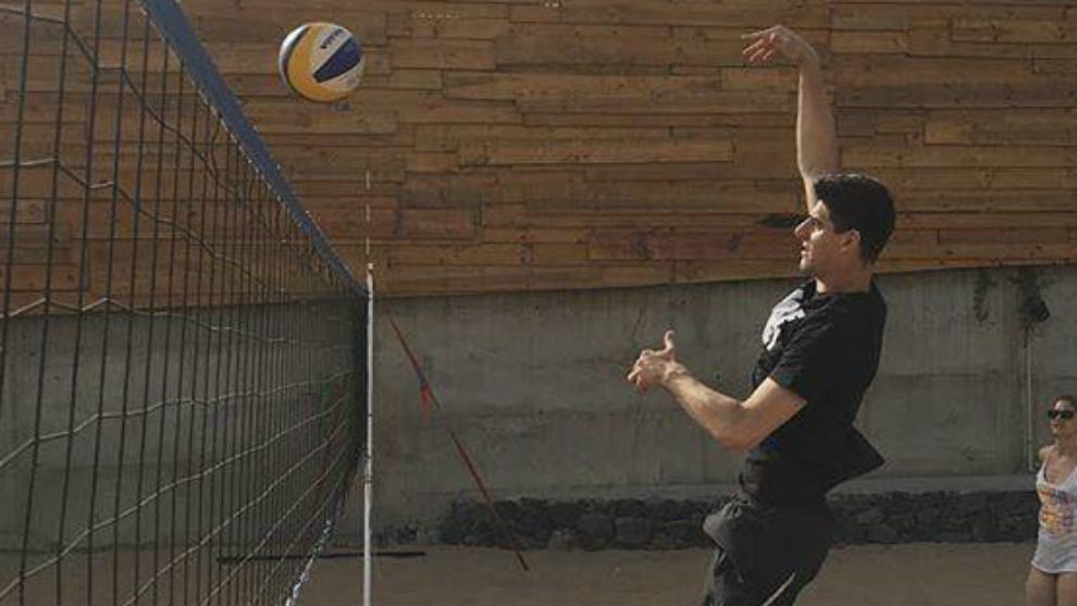 Thibaut Courtois played volleyball on the beach.