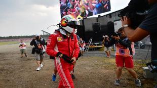 Vettel, abandonando ayer el Gran Premio de Alemania.