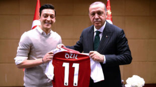 Mesut zil posa junto a el presidente de Turqu Erdogan.