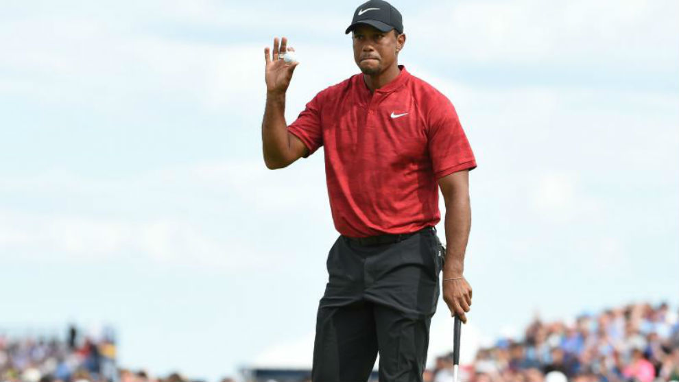 Tiger Woods saluda al pblico durante la ltima jornada del British...