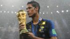 Varane con la Copa del Mundo despus de la final del Mundial