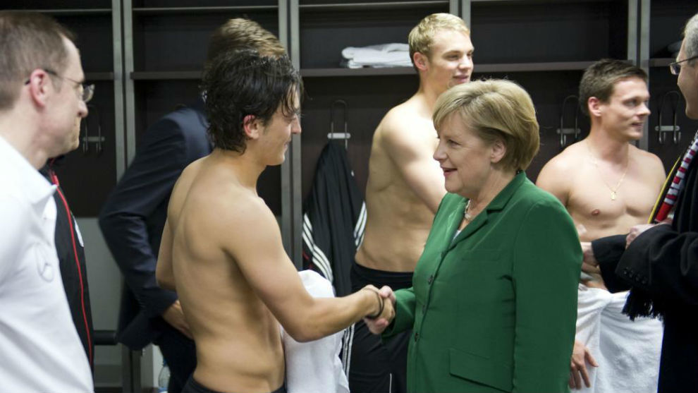 Merkel saluda a zil tras un partido en 2010.