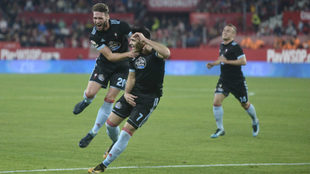 Sergi Gmez y Maxi celebran un gol en Nervin.