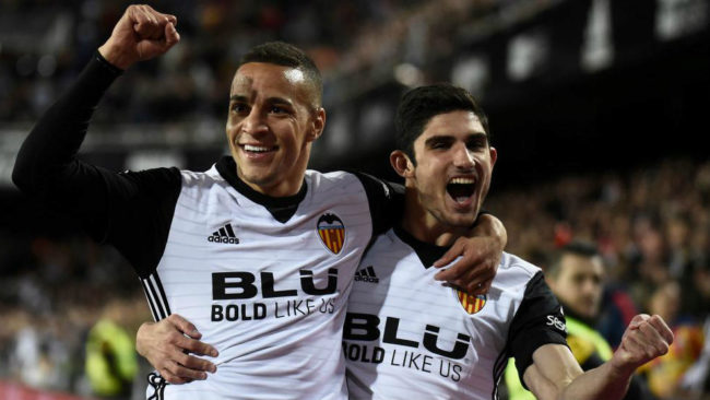 Rodrigo y Guedes celebran un gol con el Valencia la temporada pasada.