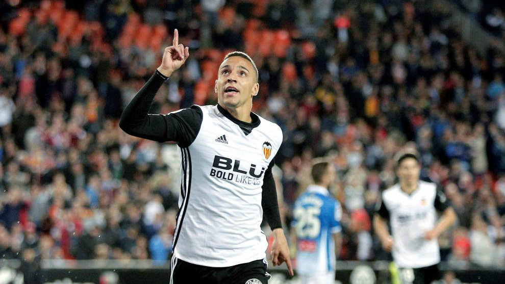 Rodrigo celebra un gol con la camiseta del Valencia.