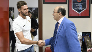 Sergi Gmez saluda al presidente del Sevilla.
