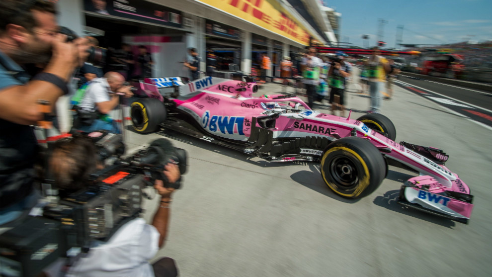Sergio Prez, saliendo del garaje de Force India