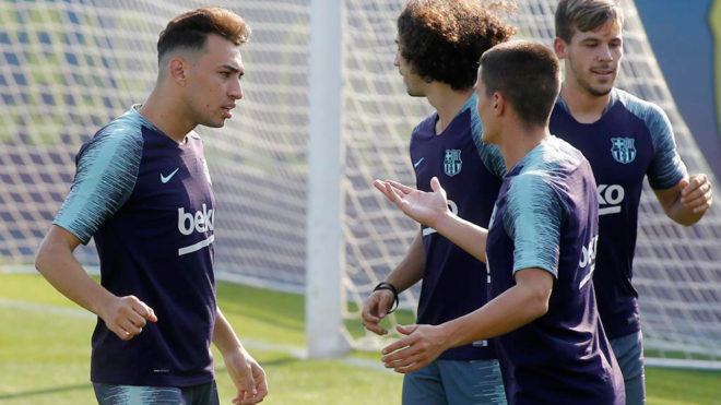 Munir charla con Palencia durante un entrenamiento.