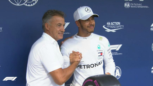 Lewis Hamilton, recibiendo el trofeo por su pole en Hungra
