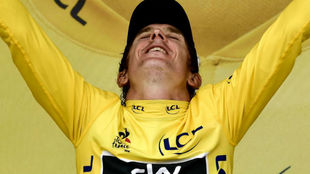 Geraint Thomas celebrando en el podio su maillot amarillo del Tour.