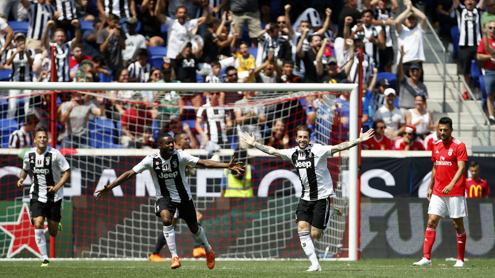 Clemenza of Juventus celebrates scoring a goal against Benfica.
