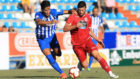 Borja Valle, autor del gol del Deportivo, intenta zafarse de un rival